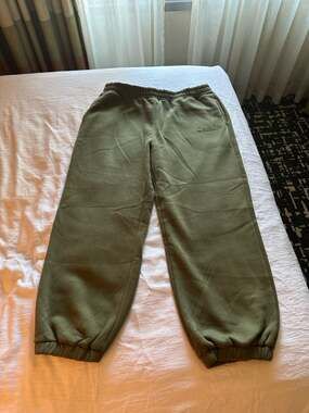 Comfrt Staple Sweatpants in Olive Green